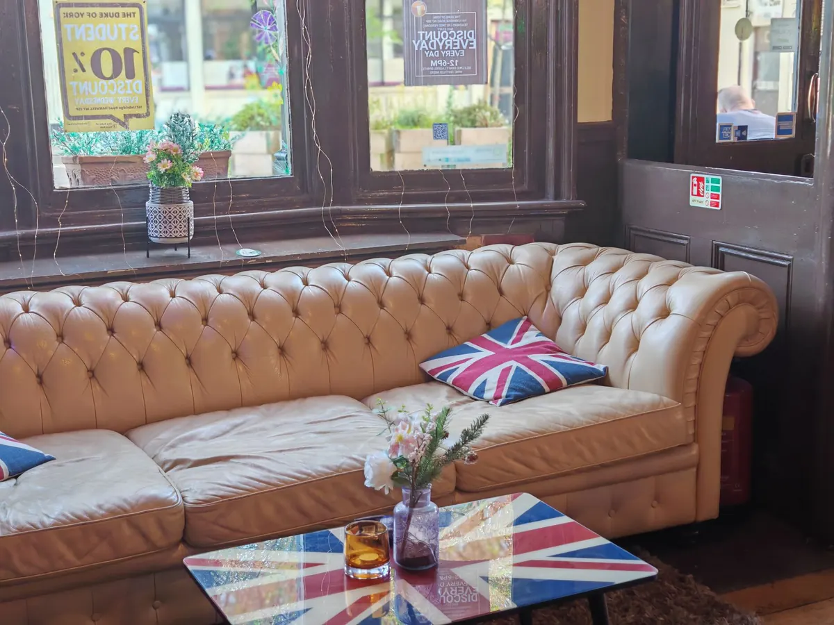 Beginner's Guide to Ordering at a British Pub: From Bar to Last Call