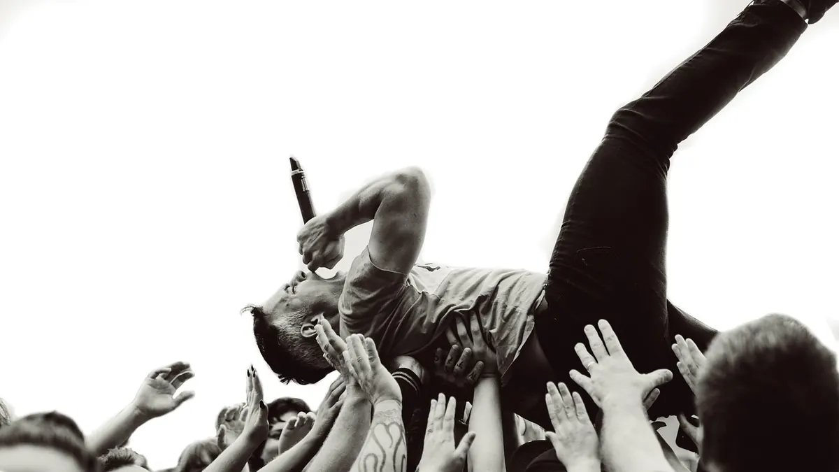 Pub Trivia vs. Live Music: Choosing the Right Weekly Event for Your Local